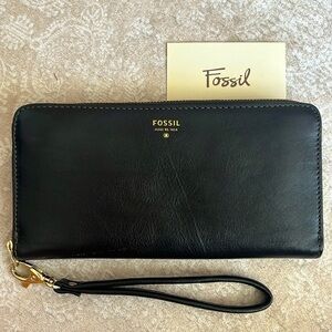 Brand New Fossil Genuine Leather Black Zip Around Wristlet Wallet Teal Interior